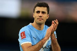 马卡：巴萨队内中场球员已经饱和，不会与皇马竞争罗德里