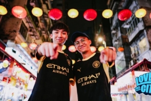 曼城采访中国香港球迷：看着球队倾尽全力，真能让我的心情好起来
