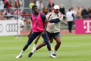 比朔夫：阿索莫属于典型的射手，护球和终结能力简直惊人